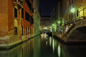 Canale di Venezia di notte in barca
